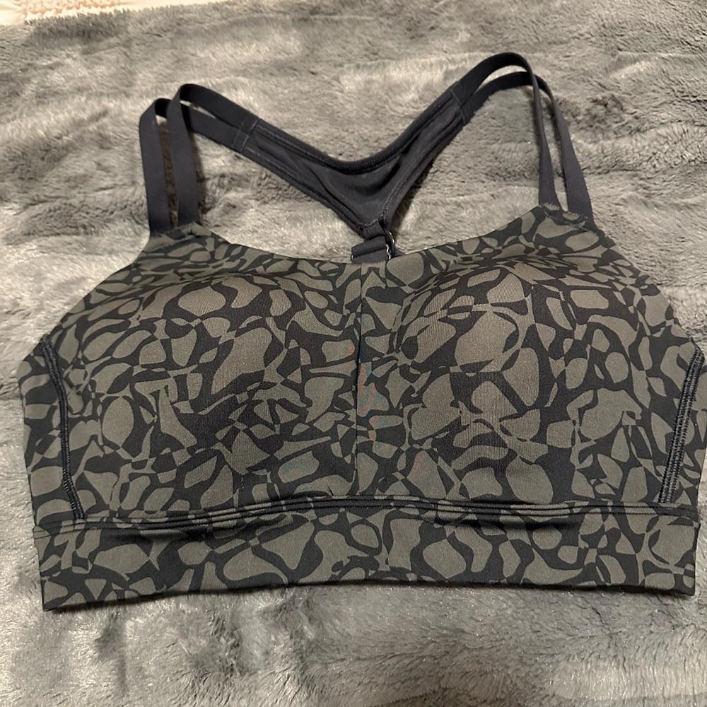 Under armor size medium sports bra
